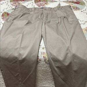 Men's Classic khaki Pants van heusen 42/32